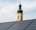 Archivbild: picture alliance / dpa
So sollte es nach dem Plan der Staatsregierung bis 2025 auf allen geeigneten staatlichen Dächern aussehen: Solarmodule produzieren klimafreundlichen Strom.