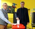 Bild: Daniel Karmann/dpa
Für Markus Söder gehört der Gang ins Wahllokal zu jeder Wahl dazu. Briefwahl mag der CSU-Chef nicht so gerne.