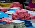 Bild: Sven Hoppe/dpa
Wahlhelfer bereiten im Veranstaltungs- und Ordercenter (MOC) der Messe München die Auszählung der Briefwahl-Unterlagen vor. In Bayern findet am Sonntag die Wahl zum 19. Bayerischen Landtag statt.