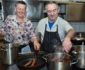 Bild: Stephan Huber
Christine und Dieter Schmidt vom Gasthaus Schmidt in Aichazandt zeigen ihr Können am Herd. Beim Vortrag "Aus der Wurstkuchl" von Heimatpfleger Josef Schmaußer standen Oberpfälzer Brauchtum und Kultur im Mittelpunkt – diesmal mit Fokus auf die Küche und das Schlachten.