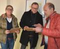 Bild: jr
Kathrin und Christoph Brand erhalten von Wolfgang Lohse (rechts) den Fragebogen der Forschungsgruppe Wahlen für die erste ZDF-Prognose. Kastl war ausgewählt worden, weil deren Ergebnis vor vier Jahren dem bundesweiten Ergebnis ähnelte.