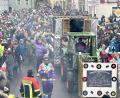 Archivbild: Stefanie Gradl
Mit Ende des Zuges werden die Zuschauermassen wieder auf den Marktplatz strömen, wo die große Faschingsparty mit der Band Grögötz Weißbir steigt.