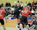 Bild: Hubert Ziegler
Julian Schaller (am Ball) von der HG Amberg kann in dieser Szene aus dem Rückraum ein Tor für seine Mannschaft erzielen. Mannschaftskollege Ahmed Arrak (rechts) beobachtet die Aktion, während die Oberviechtacher Jannik Uschold und Patrick Schießl (rote Trikots, von links) keine Abwehrchance haben.