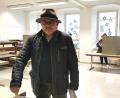 Bild: Portner
AfD-Direktkandidat Reinhard Mixl gibt seine Stimme am späten Sonntagnachmittag im Wahllokal der Gerhardinger Schule in Schwandorf ab.