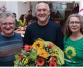 Bild: Stephan Huber
Die Wahlparty der Grünen fand in der Gasstätte Bruckmüller statt. Für den Direktkandidaten Piet Gürtler (Mitte) gab es Blumen von Hans-Jürgen Bumes und Yvonne Rösel.