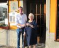 Bild: fg
Bürgermeister Hermann Falk gratuliert der Seniorchefin des alteingesessen Gasthauses, Margarete Weich, zum 90. Geburtstag.