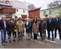 Bild: fpoz
Die Jagdhornbläser gratulierten mit einem Ständchen Erich Härtl (Fünfter von links). Mit im Bild Sohn Helmut Härtl, Gattin Helga, Bürgermeisterin Margit Bayer, Seniorenbeauftragter Gerhard Weber sowie die Söhne Norbert und Gerhard.