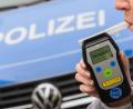 Symbolbild: Julian Stratenschulte/dpa
Ein Mann wird bei einer Verkehrskontrolle angehalten und sein Alkoholtest zeigt 1,6 Promille.