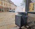 Bild: Tobias Gräf
Eine noch glühende Zigarettenkippe sorgte für Qualm aus einem Mülleimer in der Sulzbacher Altstadt. Ein Bauhofmitarbeiter brachte die Gefahr schnell unter Kontrolle.