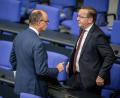 Bild: Michael Kappeler/dpa
Bald in einer Regierung? Friedrich Merz (links), CDU-Bundesvorsitzender, spricht mit Boris Pistorius (SPD), Verteidigungsminister.