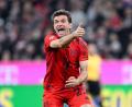 Bild: Sven Hoppe/dpa
Thomas Müller wie er leibt und lebt: Beim 4:0-Erfolg gegen Eintracht Frankfurt stand der Bayern-Oldie überraschend in der Anfangself.