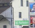 Bild: Gabi Schönberger
Ein strahlender Albert Rupprecht lächelt von der Plakatwand in seiner Heimat Albersrieth bei Waldthurn.