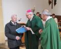 Bild: Elisabeth Dobmayer
Franz Reif (links), den langjährigen Kirchenpfleger der Pfarrfiliale Weiher, zeichnet Bischof Rudolf Voderholzer (Mitte) für 42 Jahr engagierte Mitarbeit in der Kirchenverwaltung der Pfarrfiliale Weiher mit der Bischof-Johann-Michael-von-Sailer-Medaille aus. Mit dabei Stadtpfarrer Johann Hofmann.