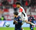 Archivbild: Uwe Anspach/dpa
Obenauf: Frankfurts Nathaniel Brown (rechts/im Spiel gegen den FSV Mainz) startet nach Anlaufschwierigkeiten bei der Eintracht voll durch.