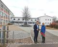 Bild: Portner
Die Generalsanierung der Grundschule Oberviechtach startet im Herbst 2025. Bürgermeister Rudolf Teplitzky und Rektorin Friederike Bösl besprechen die Grobplanung, wie einen eventuell notwendigen Anbau an den rechten Gebäudeflügel in Richtung Innenhof.