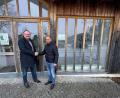 Bild: Max Schönberger
Das Gemeindezentrum in Freihung soll renoviert werden. Dafür hat Landtagsabgeordneter Bernd Heinisch von den Freien Wählern (rechts) einen Zuschuss von 390.000 Euro aus der sogenannten Fraktionsinitiative besorgt. Darüber freut sich Uwe König, der Bürgermeister von Freihung (links).