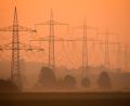 Symbolbild: Julian Stratenschulte/dpa
Laut einer neuen Studie führt der schleppende Netzausbau in Bayern zu unnötig hohen Strompreisen, weil der eigentlich viel billigere Strom aus erneuerbaren Energien nur unzureichend und unter großem technischen Aufwand eingespeist werden kann.