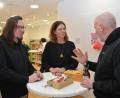Bild: dob
Autorin Antonia Vitz (Mitte) mit Musiker Daniel Gumo Reiss aus Regensburg (links) und einem Besucher im Gespräch.
