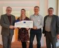 Bild: Katrin Pollinger/exb
Der Erlös des Benefizkonzertes wird an das Bruder-Gerhard-Hospiz übergeben. Das Bild zeigt (von links): Oberbürgermeister und Schirmherr Andreas Feller, Hospizleitung Katharina Salbeck, Pflegedienstleiter Manfred Seitz und Regionalvorstandsmitglied Martin Steinkirchner