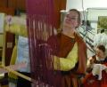 Bild: Edith Zimmermann/exb.
Am Webrahmen wird beim Museumstag alte Handwerkstechnik gezeigt.