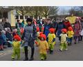 Bild: dob
Die kleinen Kobolde aus Roggenstein mit ihren Erzieherinnen als Meister Eder erhielten viel Applaus.