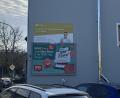 Bild: Nick Otte/exb
Nick Otte klagt mit seinem Anwalt vor dem Verwaltungsgericht in Regensburg. Der Grund: Das Landratsamt Neustadt/WN hat ihm für eine Plakatwand (unten) an seiner Hauswand eine Baugenehmigung erteilt, für das zweite (darüber) aber nicht.