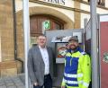 Bild: Stefanie Gradl
Bürgermeister Hans-Martin Schertl (links) dankt Bauhofmitarbeiter Michael Nutz für die Installation des Defibrillators beim Rathaus.