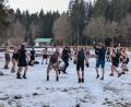 Bild: Tourismus &amp; Marketing GmbH Ochsenkopf
Eine besondere Herausforderung war die Ice Challenge. Mit wenig mehr als Badebekleidung ausgestattet wanderten die Teilnehmer rund um das Flecklbad.
