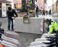 Bild: Petra Hartl
Hexennacht 2025. Um die Sicherheit der Feiernden zu gewährleisten, wurden Betonelemente bei den Zufahrtsstraßen zum Marktplatz in Amberg aufgestellt.
