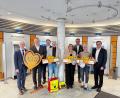 Bild: Marina Brunnhuber
Bei der Spendenübergabe (von links): Klaus Wild (Vorstand Raiffeisenbank Hirschau), Martin Sachsenhauser (Vorstand VR-Bank Amberg-Sulzbach, Beirat des Gewinnsparvereins), Christian Homeier (geschäftsführender Vorstand VR-Gewinnsparverein Bayern), Sebastian Morcinek (Regionenkoordinator der Region der Lebensretter für Oberpfalz-Nord), Petra Waldhauser (Vorsitzende der Selbsthilfegruppe krebskranker Kinder Amberg-Sulzbach), Michael Hirmer (Vorstand der Raiffeisenbank Hirschau), Ute Schieder (Leiterin der Beratungsstelle Donum Vitae Amberg), Wolfgang Völkl (Vorstandsvorsitzender VR-Bank Regensburg-Schwandorf, Bezirkspräsident Oberpfalz).