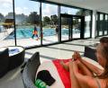 Bild: Petra Hartl
Seit der Generalsanierung ist das Sulzbach-Rosenberger Waldbad hochmodern, wie der Blick aus der neugebauten Wärmehalle auf das Schwimmerbecken zeigt. In der Saison 2025 wird aber das Schwimmvergnügen durch eine erhebliche Preiserhöhung spürbar teurer.