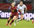 Bild: Sportfoto Zink/Wolfgang Zink
Sara Däbritz (links) ist vor Laura Feiersinger am Ball: Mit der Einwechslung der Ebermannsdorferin kam mehr Schwung ins deutsche Spiel gegen Österreich.