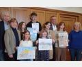 Bild: u
Die Gewinner des Plakatwettbewerbs für die Oberpfälzer Kulturtage werden bekanntgegeben (von links): stellvertretender OKB-Vorsitzender Wolfgang Lippert, OKB-Geschäftsführerin Lia Kukla, Hannah Barth, Mariia Honcharenko), Jean-Pierre Pröm, Annika Plank, Lehrerin Jana Nedostup, Bürgermeister Hermann Falk, Snizhana Dzhehlau und Monika Reindl, die Tourismusbeauftragte Stadt Hirschau.