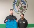 Bild: DJK Gebenbach
Torwart Tim Schreiner (links) trägt in der neuen Saison das Trikot der DJK Gebenbach, sportlicher Leiter Erdal Izmire freut sich über den Neuzugang.