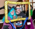 Bild: Petra Hartl
Verrückt, verrückter, Weiberfasching in Amberg: Die Hexen stürmen am Donnerstag das Rathaus, erwartet wurden sie von Selfie-Point Matthias Schöberl.