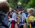 Symbolbild: Armin Weigel/dpa
Ein Pilger trägt während der größten Fußwallfahrt Deutschlands von Regensburg nach Altötting ein Holzkreuz auf dem Rücken.