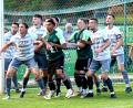 Archivbild: Werner Franken
Die SpVgg SV Weiden (gestreifte Trikots) und die SJK Ammerthal haben in dieser Saison der Bayernliga Nord ihre Punktspiele gegeneinander bereits absolviert. Am Samstag testen sich beide Team vor der in einer Woche beginnenden Rest-Rückrunde gegenseitig.
