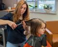 Bild: wrl
Kurzerhand bekommt auch Tochter Frieda die Spitzen in Lisa Planks neuem Salon nachgeschnitten.