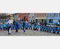 Bild: u
Die St.-Wolfgang-Kinder kommen als Fischschwarm zum Marktplatz, stülpen dem Bürgermeister ein Fischkostüm über und setzen ihm ein Haifischmaul auf.. Als Haifisch tanzt er mit den Kindern zu Liedern wie „Der keine Haifisch“ oder „Fünf kleine Fische“.
