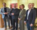 Bild: Franziska Lehmann
Die Caritas hat zwei neue Vorstände. Im Bild von links Vorstandsvorsitzender Michael Trummer, Oberbürgermeister Michael Cerny, Carsten-Armin Jakimowicz, Caritasrat Dr. Wolfram Strack, Birgit Singer-Grimm, Stefan Schmidberger (DiCV Regensburg) und Geistlicher Beirat Josef Irlbacher.