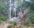 Bild: jp
Die Gefahr ist beseitigt: Die zersprengten Felsbrocken liegen am Boden und in der Felswand klafft ein großes Loch. Der Rest sind Aufräumarbeiten.