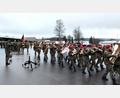 Bild: lg
Das Heeresmusikkorps Veitshöchheim begleitet den Einmarsch der Truppenfahne mit dem Regimentsmarsch. Der stellvertretende Bataillonskommandeur, Oberstleutnant Michael Zweers (links), ist Führer der Gelöbnisaufstellung.