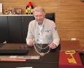Bild: prh
In den fast 23 Jahren seiner Amtszeit hat Bürgermeister Lothar Müller seine Amtskette zu besonderen Anlässen wie Volkstrauertag, Fronleichnamsprozession, Festumzügen oder Einweihungsfeierlichkeiten getragen. Oft wird er dazu nicht mehr die Gelegenheit haben, denn zur Kommunalwahl 2026 verzichtet er auf eine erneute Kandidatur.