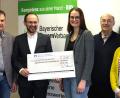 Bild: Hirsch
VR-Finanzberater Gerhard Auburger (Zweiter von links) überreichte einen Scheck über 2500 Euro an Dorfhelferin Teresa Schießl (Dritte von rechts). Dafür bedankten sich auch BBV-Kreisobmann Josef Irlbacher, Kreisgeschäftsführer Josef Wittmann und BBV-Vorstandsmitglied Monika Sieß (von links).