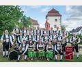 Bild: Musikkapelle Dießfurt/Kurt Meiler/exb
Die Musikkapelle Dießfurt vor dem Dießfurter Wahrzeichen, dem Hammerschloss.
