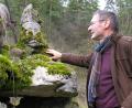 Archivbild: Paul Böhm
Heimatpfleger Schmaußer vor dem skurrilen Steinmal in Malsbach. Das Geheimnis der seltsamen Grotte konnte auch er nicht lüften.