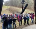 Bild: gri
Obacht, hier kommt der Bügel! Für die Schulkinder schaltet Josef Bauer von der Gemeinde Freudenberg den Skilift ein.