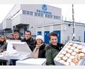 Bild: Peter Ringeisen
Einer der treuen Abnehmer von Krapfen am Unsinnigen Donnerstag ist die Firma Grammer, die der Vorsitzende des Fördervereins der Decker-Schulen, Michael Luig (Dritter von rechts), persönlich belieferte.