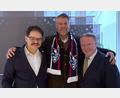 Bild: Christian Kaminsky
Erleichterung bei den Blue Devils: Spielbetriebs-Geschäftsführer Franz Vodermeier freut sich mit Dave Lasky und Stephan Seeger von der Birch-Group (von links) auf eine fruchtbare Zusammenarbeit.