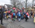 Bild: fz
Süßigkeiten fallen vom Wagen der KLJB – die Kinder sammeln fleißig auf.